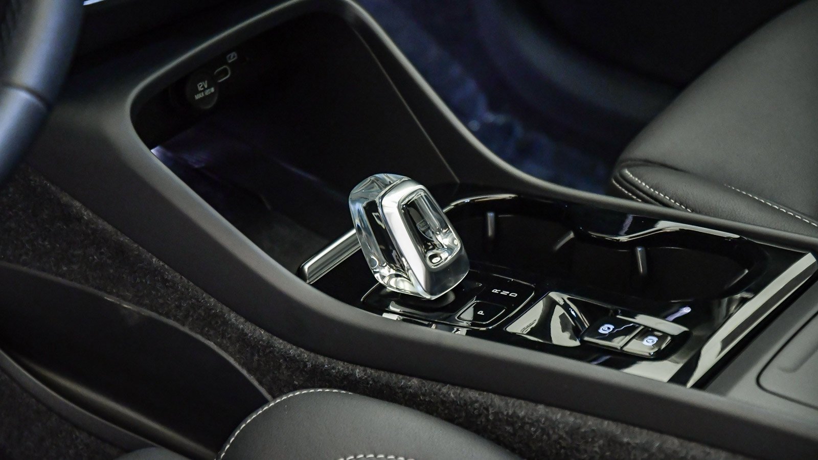 Certified 2025 Volvo XC40 B5 Ultra w/ Climate Package image 19