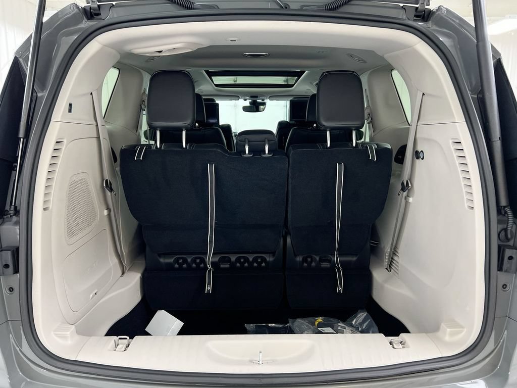 Used 2023 Chrysler Pacifica Touring-L w/ Uconnect Theater Family Group AWD/4WD image 25