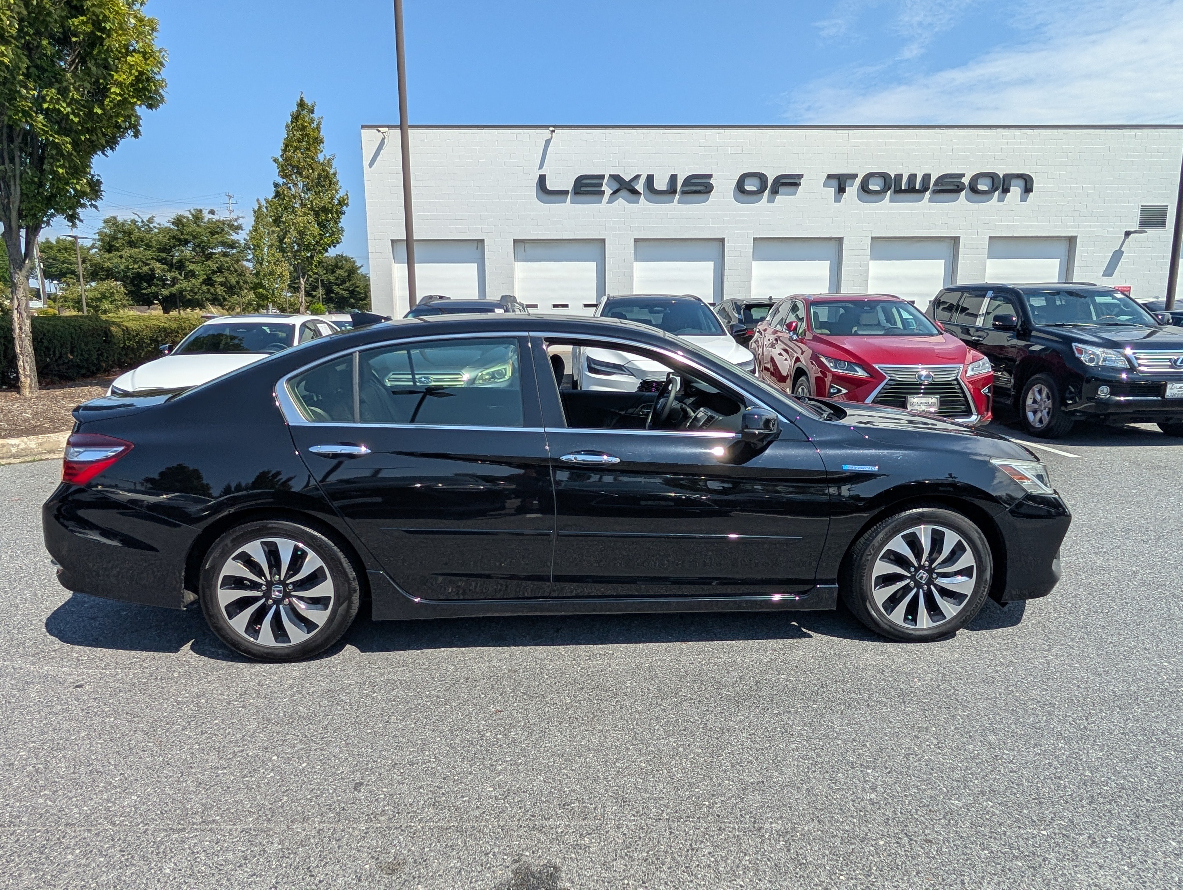 Used 2017 Honda Accord Touring image 2