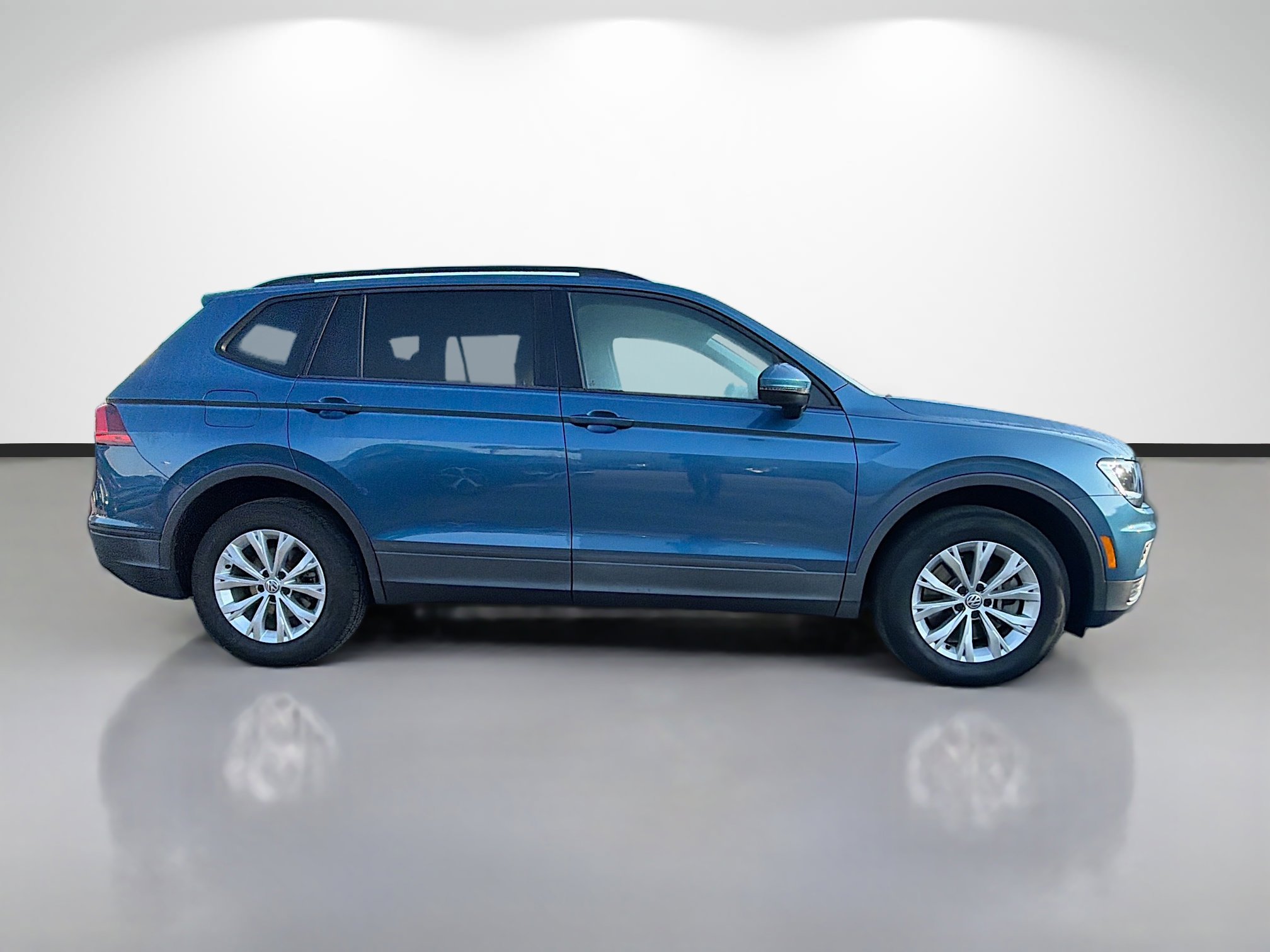 Used 2020 Volkswagen Tiguan S image 2