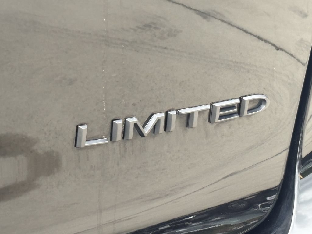 Used 2025 Chrysler Pacifica Limited FWD image 9