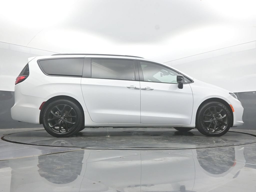 Used 2025 Chrysler Pacifica Limited FWD image 56
