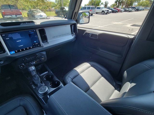 Used 2025 Ford Bronco Outer Banks AWD/4WD image 3
