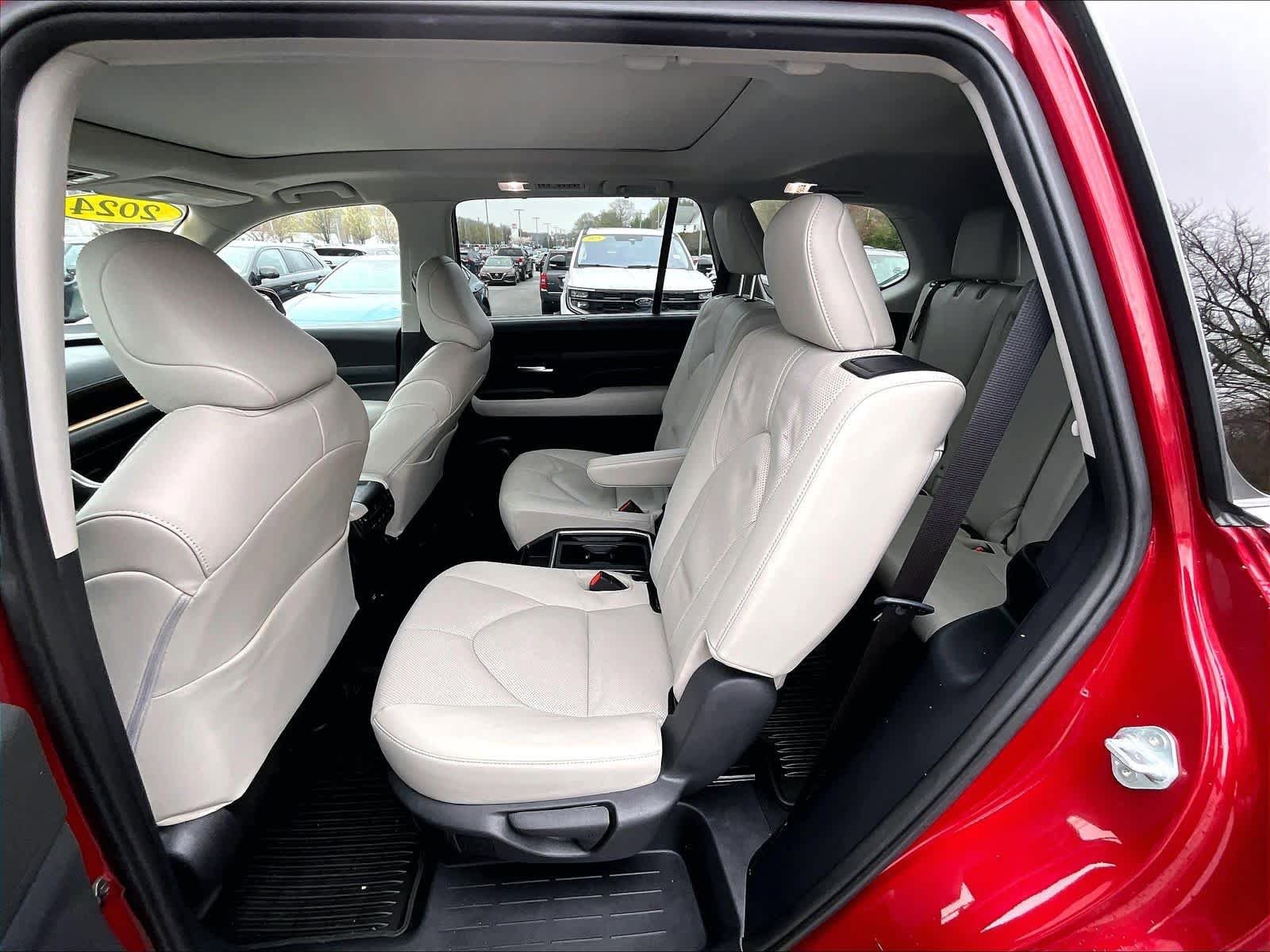 Used 2024 Toyota Grand Highlander Limited AWD/4WD image 15