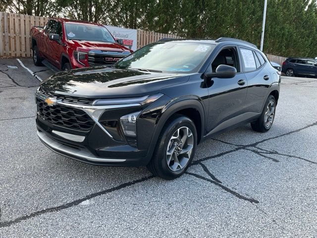 Used 2026 Chevrolet Trax LT FWD image 1