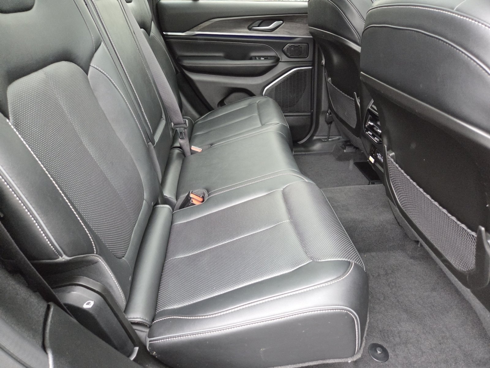 Used 2022 Jeep Grand Cherokee Overland AWD/4WD image 29