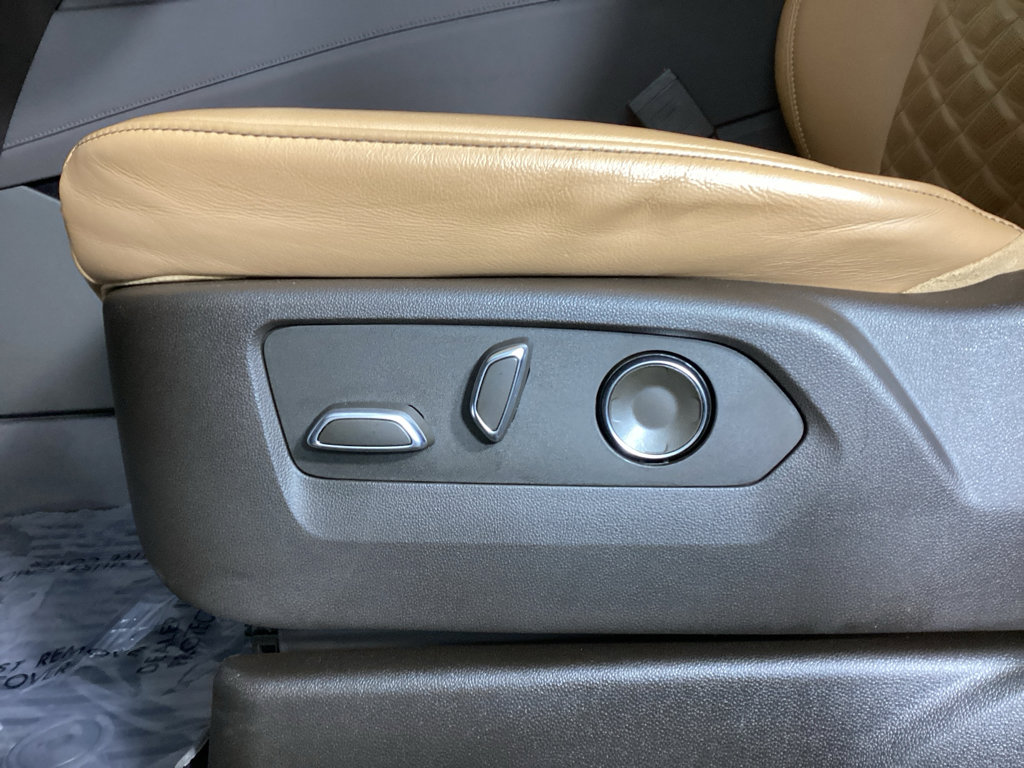 Used 2023 Cadillac Escalade Premium Luxury w/ Performance Package image 22