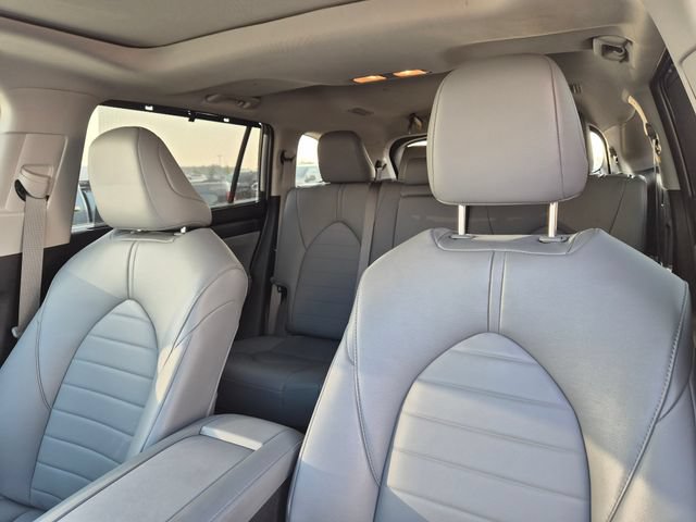 Used 2024 Toyota Highlander XLE AWD/4WD image 9