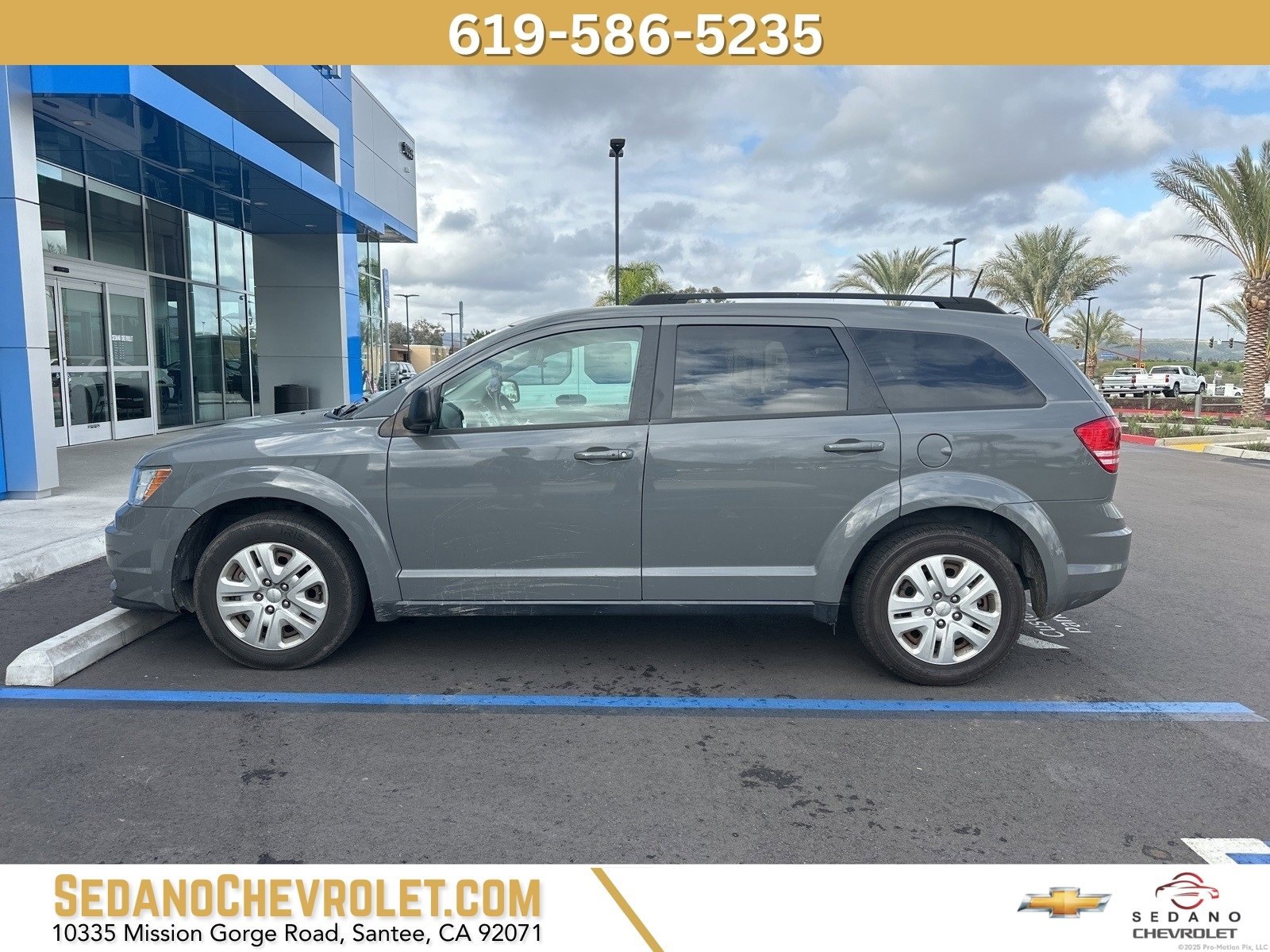Used 2019 Dodge Journey SE image 1