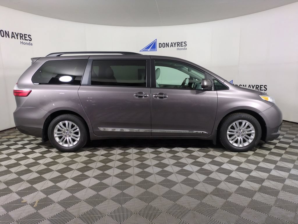 Used 2017 Toyota Sienna XLE Premium w/ Protection Package FWD image 9