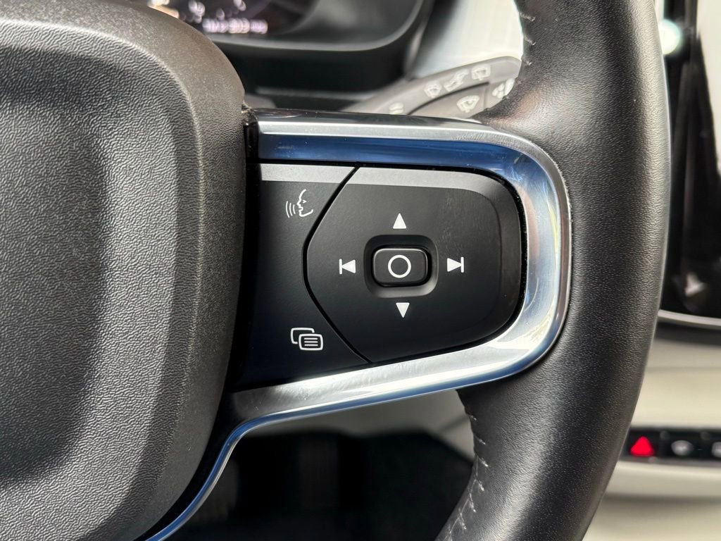 Used 2021 Volvo XC40 T5 Momentum w/ Premium Package image 35