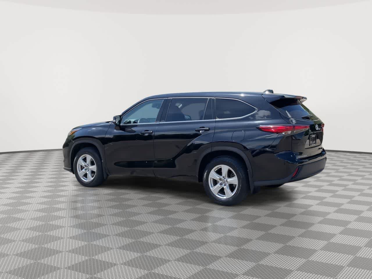Used 2021 Toyota Highlander L AWD/4WD image 6