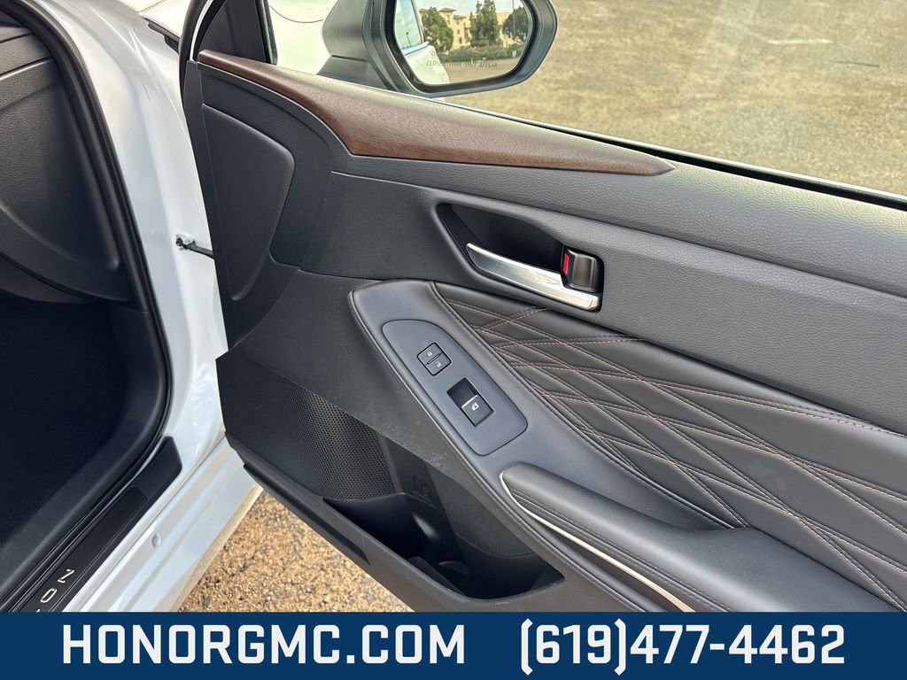 Used 2022 Toyota Avalon Limited image 24