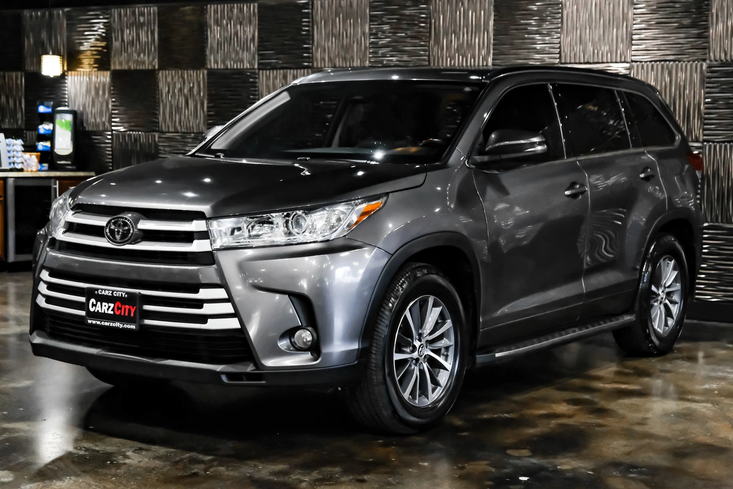 Used 2018 Toyota Highlander XLE FWD image 7