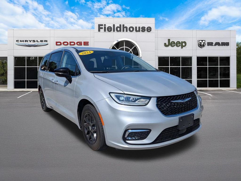 Used 2024 Chrysler Pacifica Touring-L FWD image 3