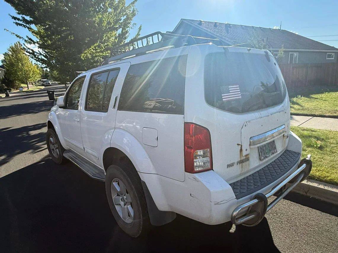 Used 2010 Nissan Pathfinder SE AWD/4WD image 4