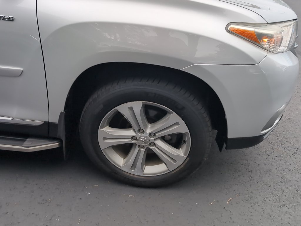 Used 2012 Toyota Highlander Limited w/ Tow Pkg AWD/4WD image 3