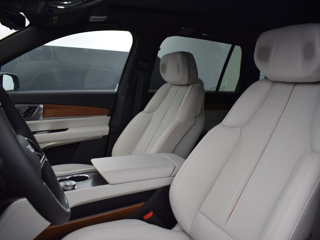 New 2026 Cadillac Vistiq Luxury w/ LPO, Floor Liner Package image 9