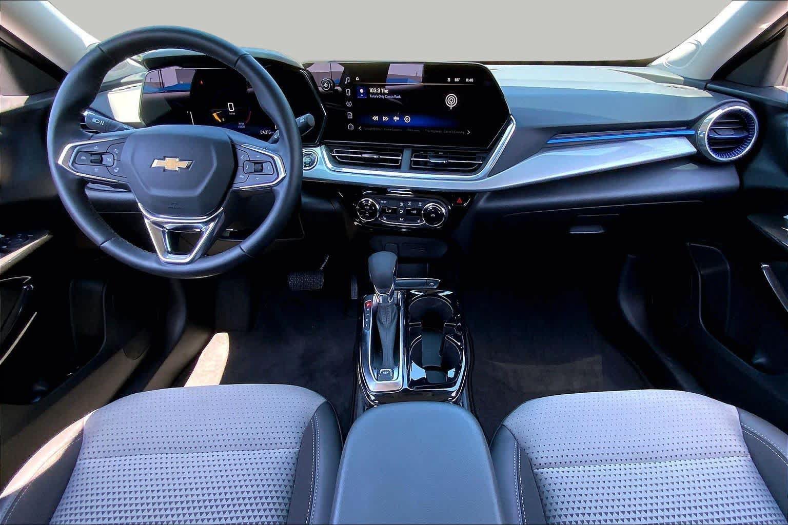 Used 2024 Chevrolet Trax LT w/ LT Convenience Package FWD image 16