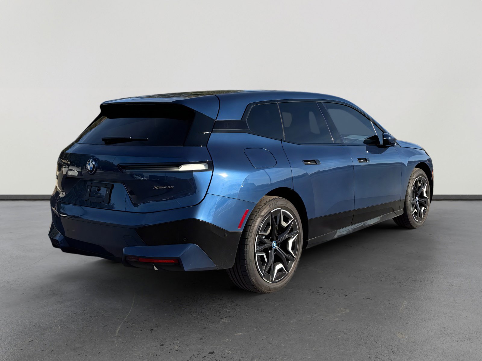 Used 2024 BMW iX xDrive50 w/ Premium Package image 5