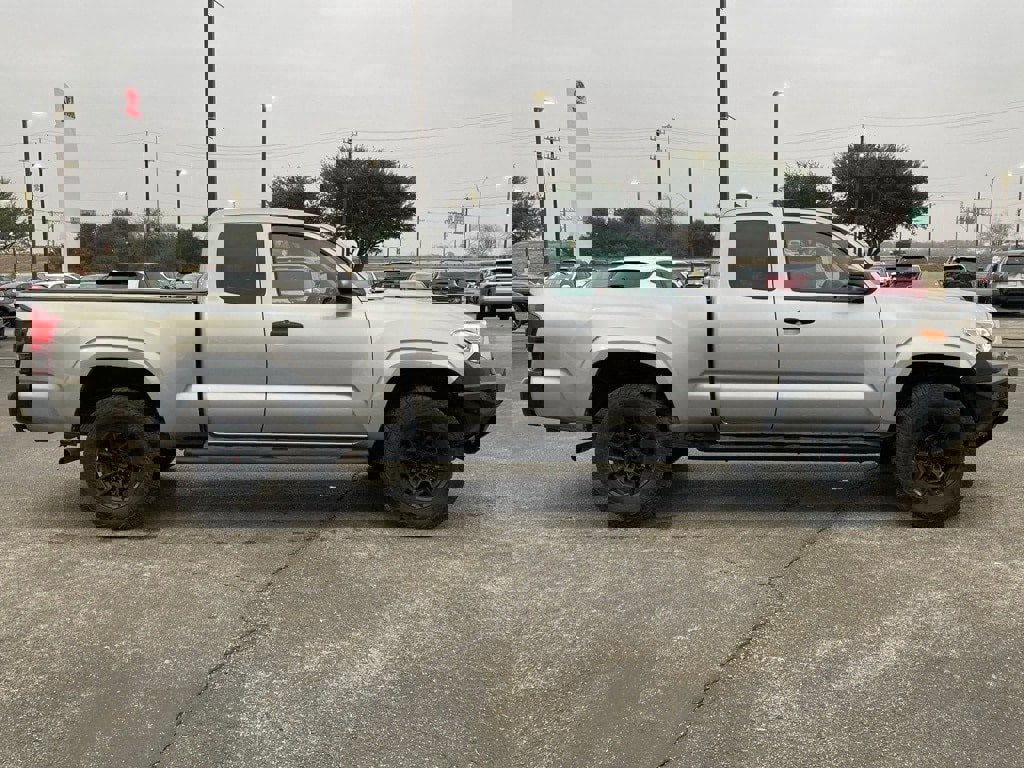 Used 2020 Toyota Tacoma SR image 4