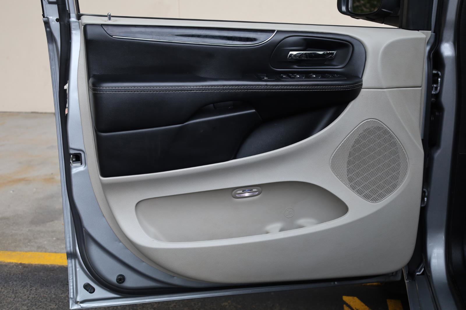 Used 2017 Dodge Grand Caravan SXT FWD image 12