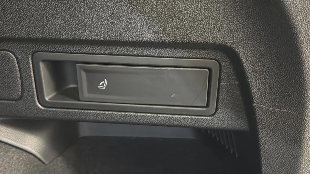 Used 2022 Volkswagen Tiguan SE R-Line image 33