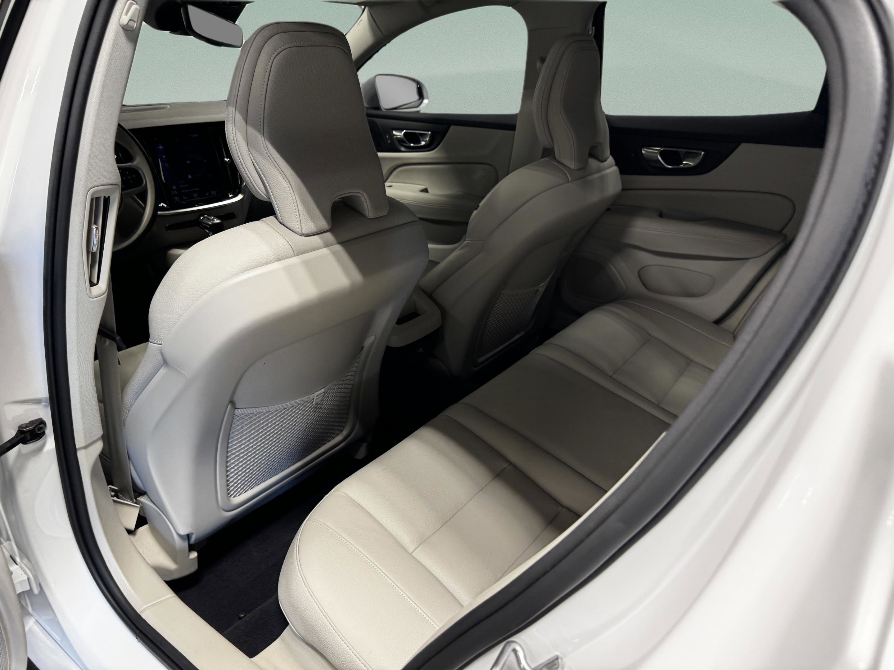 Used 2019 Volvo S60 T6 Momentum w/ Multimedia Package image 10