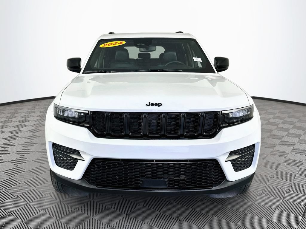 Used 2024 Jeep Grand Cherokee Altitude AWD/4WD image 4