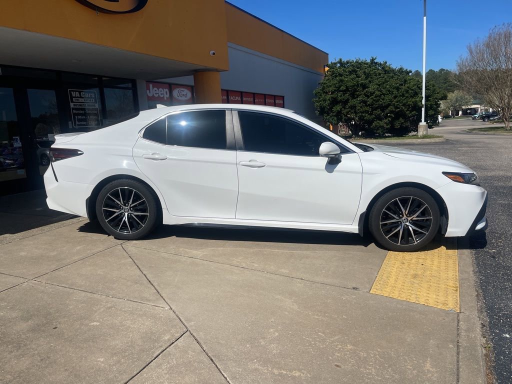 Used 2023 Toyota Camry SE FWD image 4