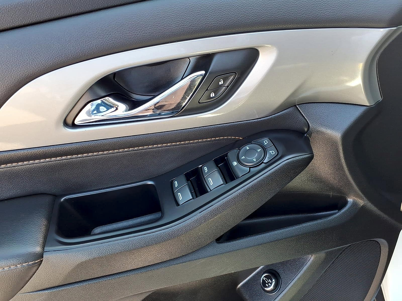 Certified 2020 Chevrolet Traverse LT w/ Driver Confidence II Package image 11