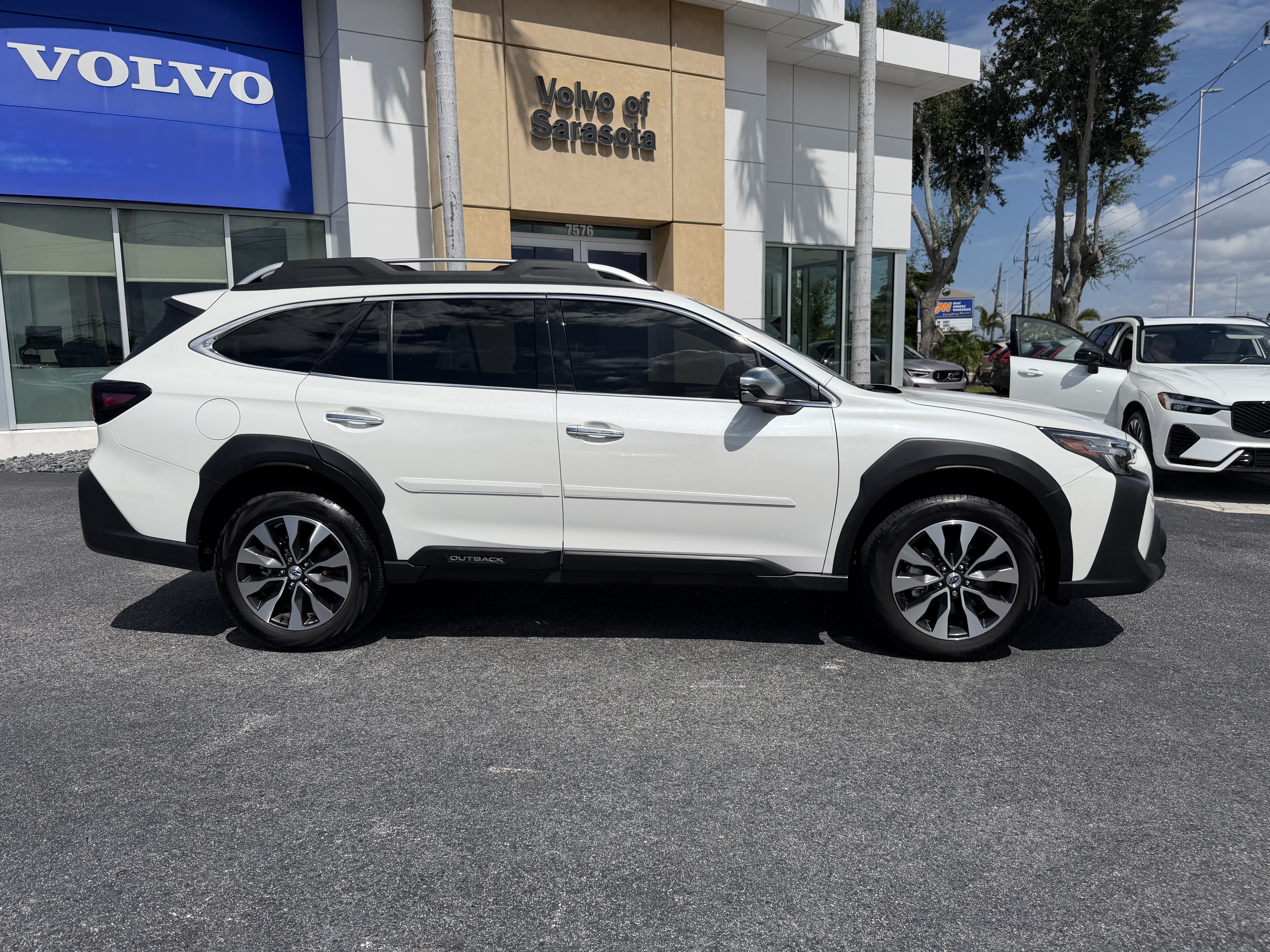 Used 2025 Subaru Outback Touring AWD/4WD image 2