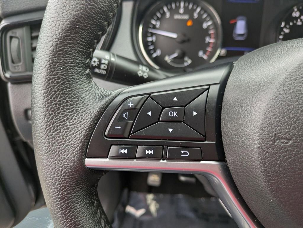 Used 2019 Nissan Rogue SV image 18