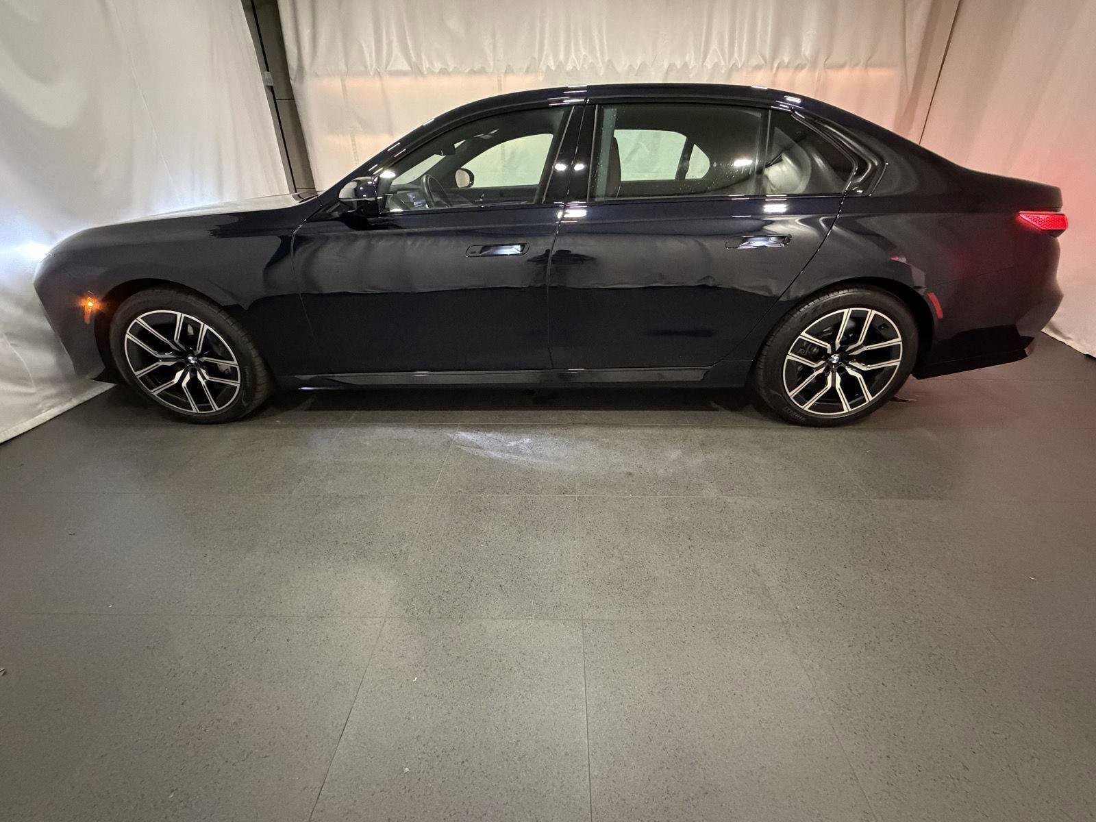 Used 2023 BMW 760i xDrive image 2