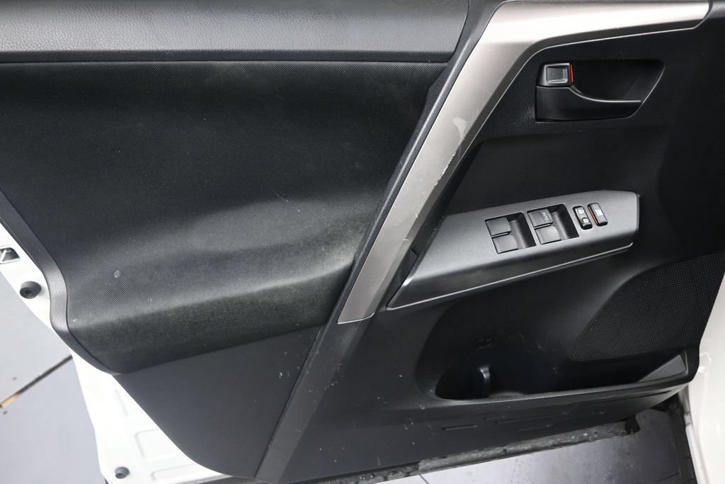 Used 2018 Toyota RAV4 LE FWD image 11