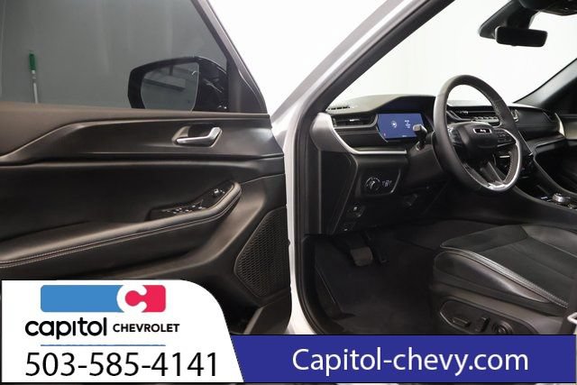 Used 2025 Jeep Grand Cherokee Altitude AWD/4WD image 9