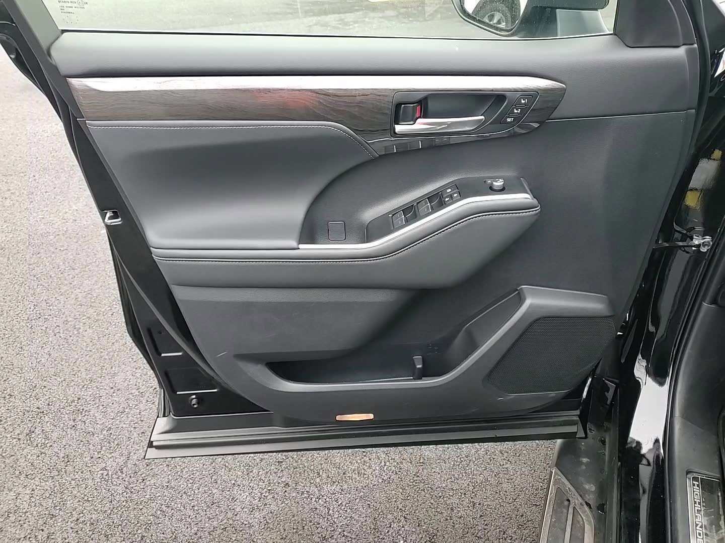 New 2025 Toyota Highlander Platinum image 10
