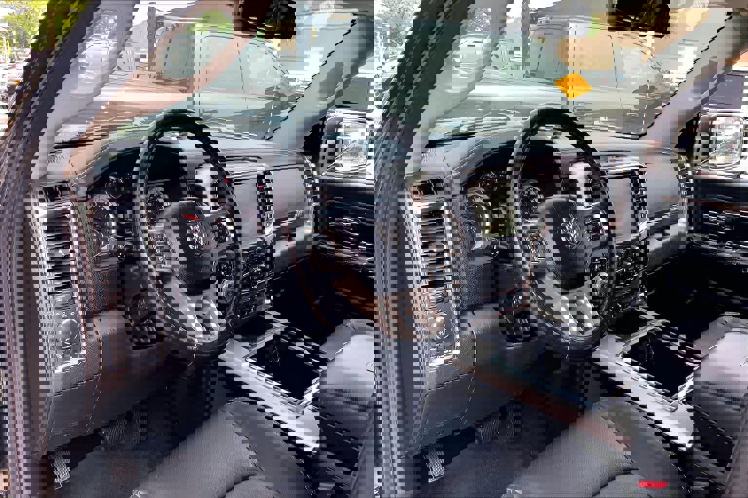 Used 2014 RAM 1500 Laramie w/ Convenience Group AWD/4WD image 16