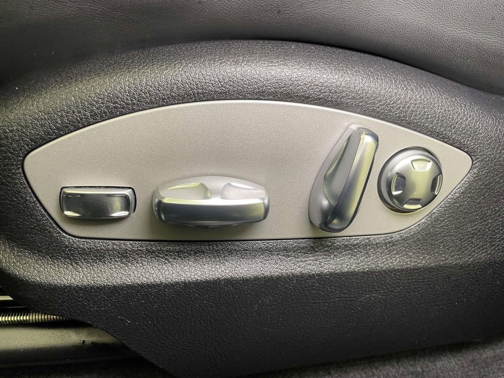 Certified 2022 Porsche Macan image 17