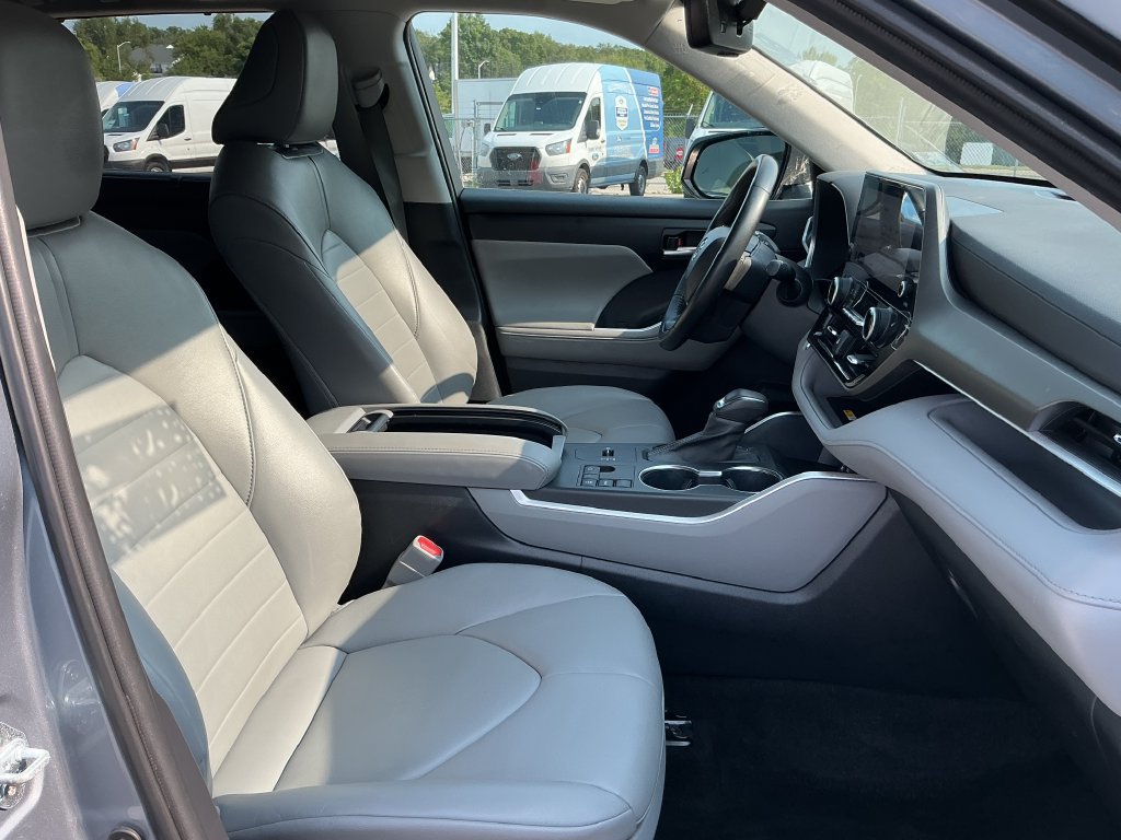 Used 2023 Toyota Highlander XLE FWD image 22