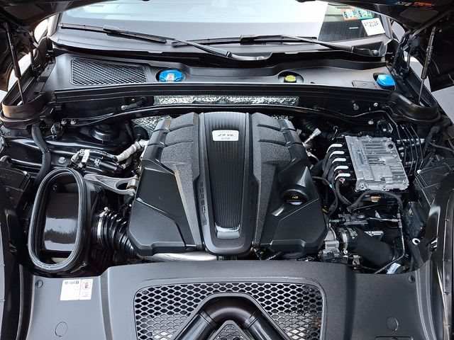 Certified 2024 Porsche Macan GTS AWD/4WD image 32