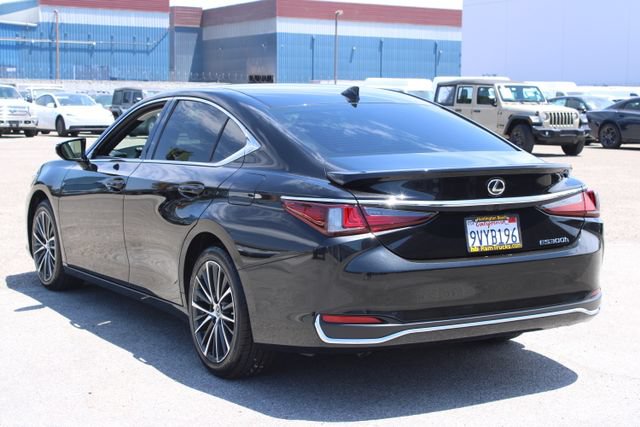 Used 2025 Lexus ES 300h w/ Premium Package FWD image 3