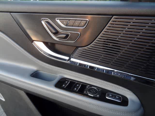 Used 2021 Lincoln Corsair AWD w/ Premium Package image 16