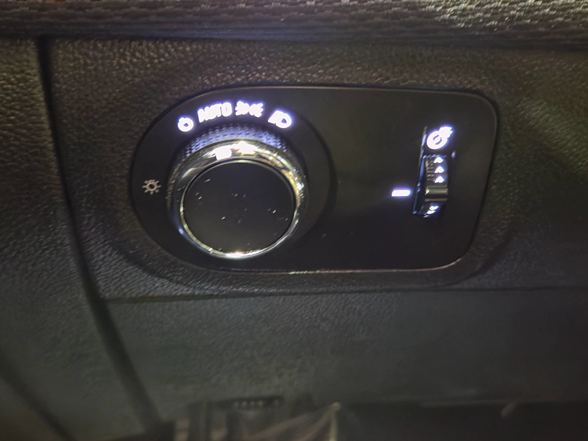 Used 2019 Chevrolet Cruze LT w/ Convenience Package FWD image 23