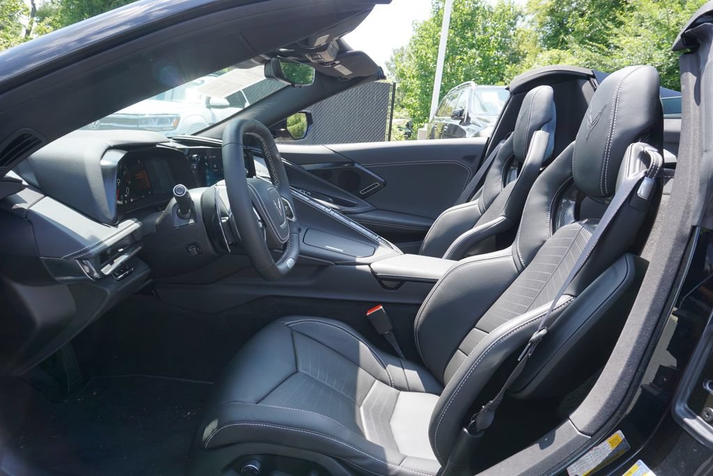 Used 2025 Chevrolet Corvette Z06 RWD image 16