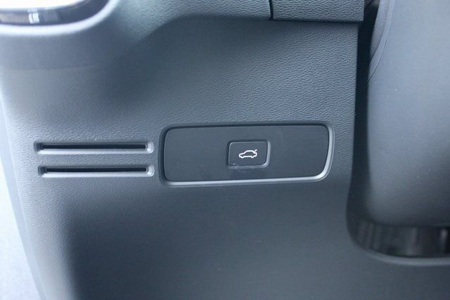 Used 2025 Volvo XC40 B5 Plus image 15