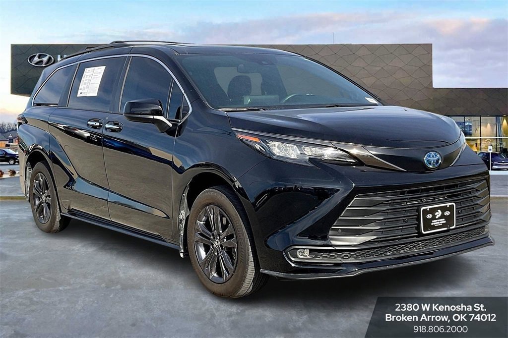 Used 2024 Toyota Sienna XSE image 2