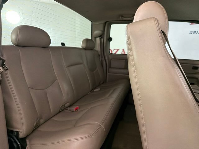 Used 2005 Chevrolet Silverado 2500 LS w/ Heavy-Duty Power Package AWD/4WD image 18