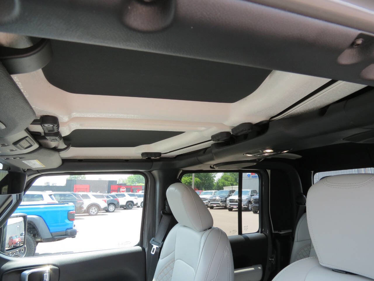 Used 2022 Jeep Gladiator Overland image 11