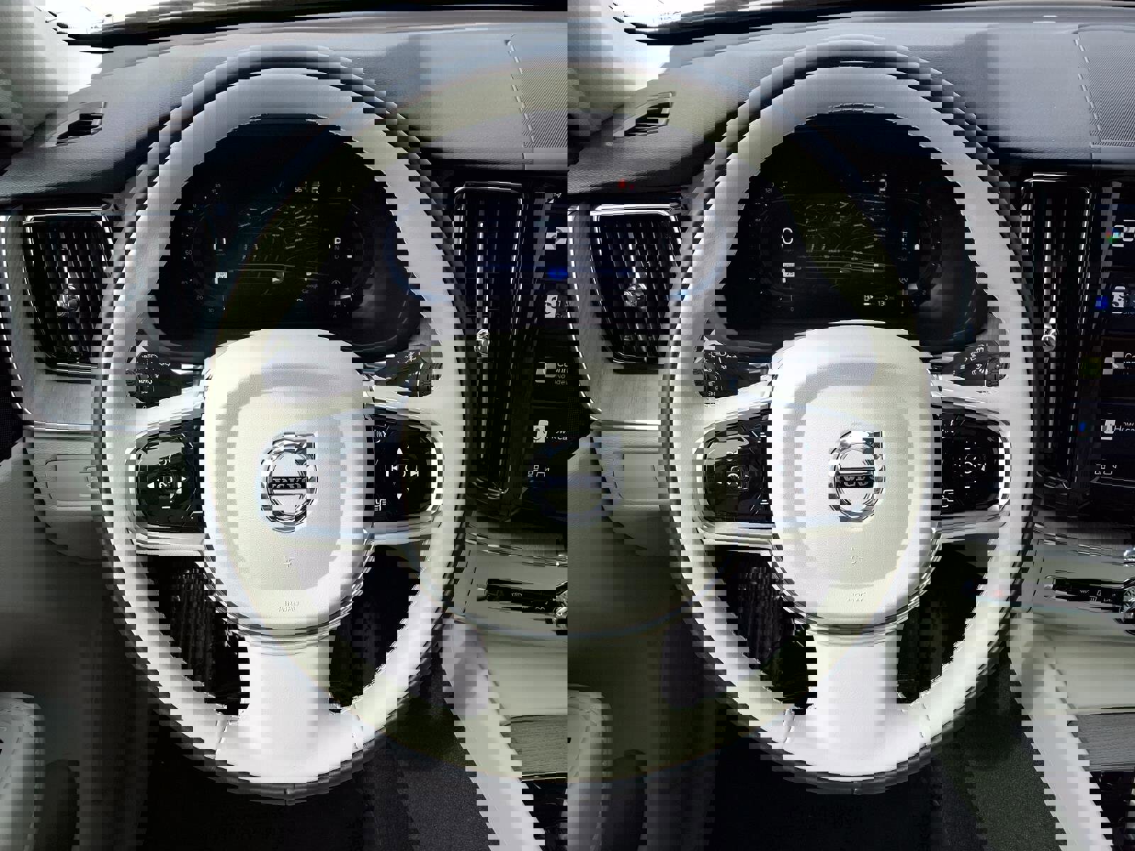 Certified 2023 Volvo XC60 B5 Plus image 13